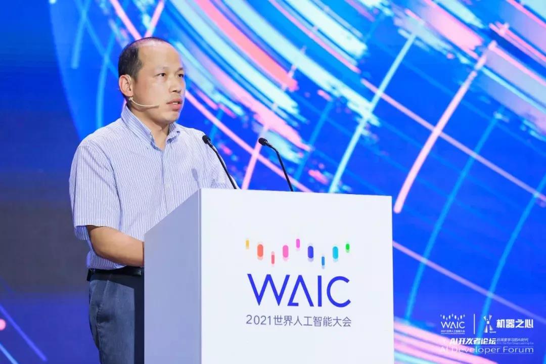 机器之心|WAIC 2021 | yp电子(中国区)副总裁肖嵘：创「芯」时代 打造自进化城市智能体